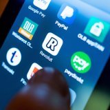 Revolut, a annoncé le lancement de distributeurs automatiques de billets en Espagne, sur lesquels il sera aussi possible d'ouvrir un compte ou d'obtenir une carte bancaire. (archives) KEYSTONE/DPA-Zentralbild/MONIKA SKOLIMOWSKA